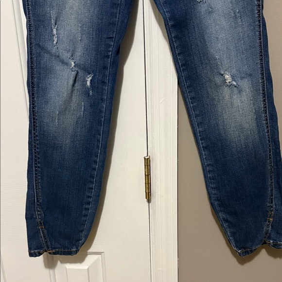 👖 KanCan Distressed Skinny Jeans – Medium Wash (Style KC4086D) {5/26} - Picture 4 of 11
